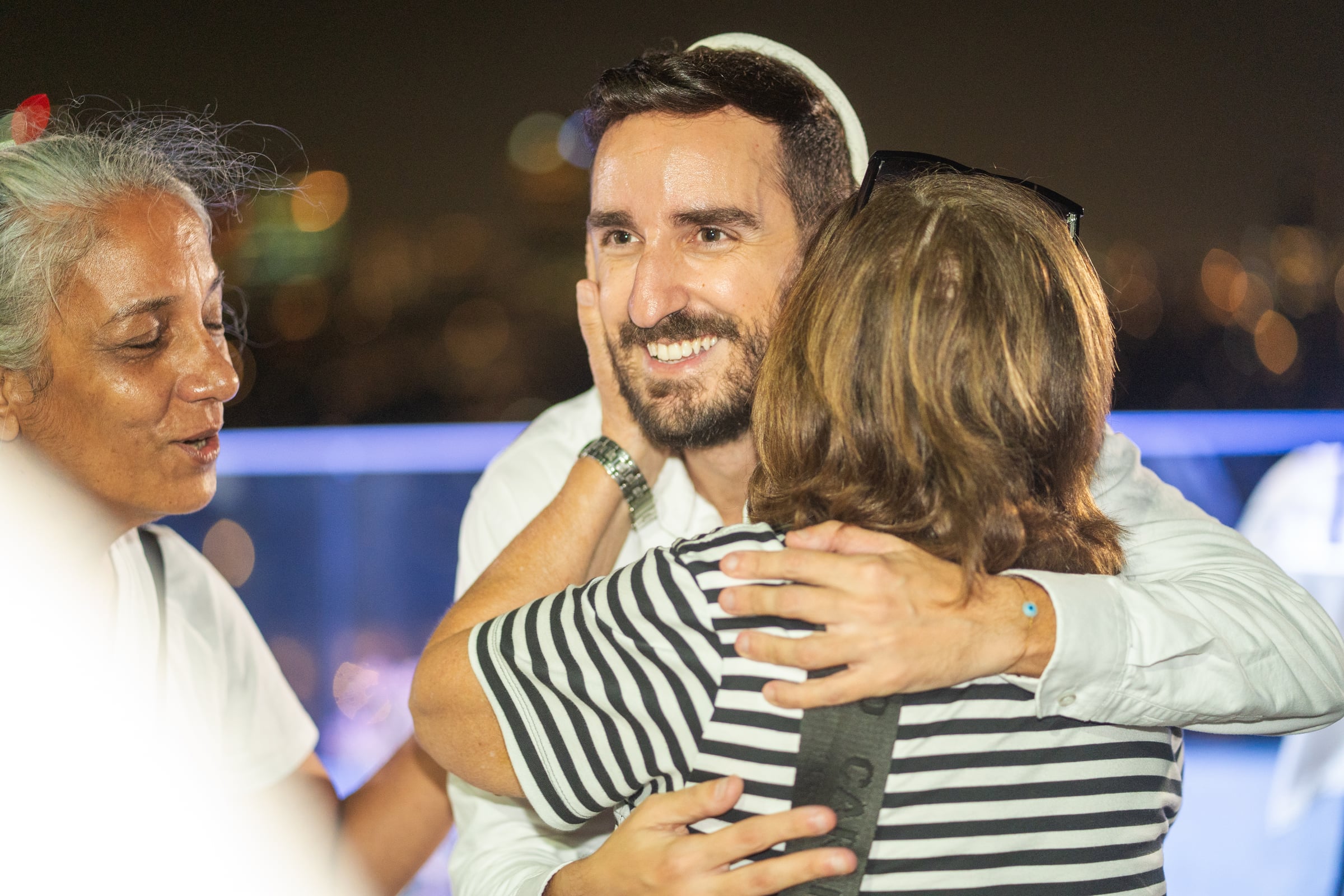 חיבוק בין אורחים באירוע ערב